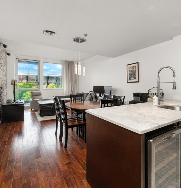 363 Rue St-Hubert #204